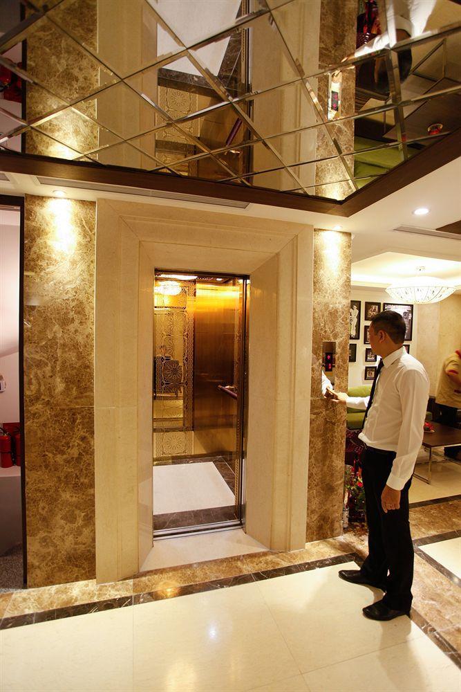 Отель Emerald Waters Classy 4*